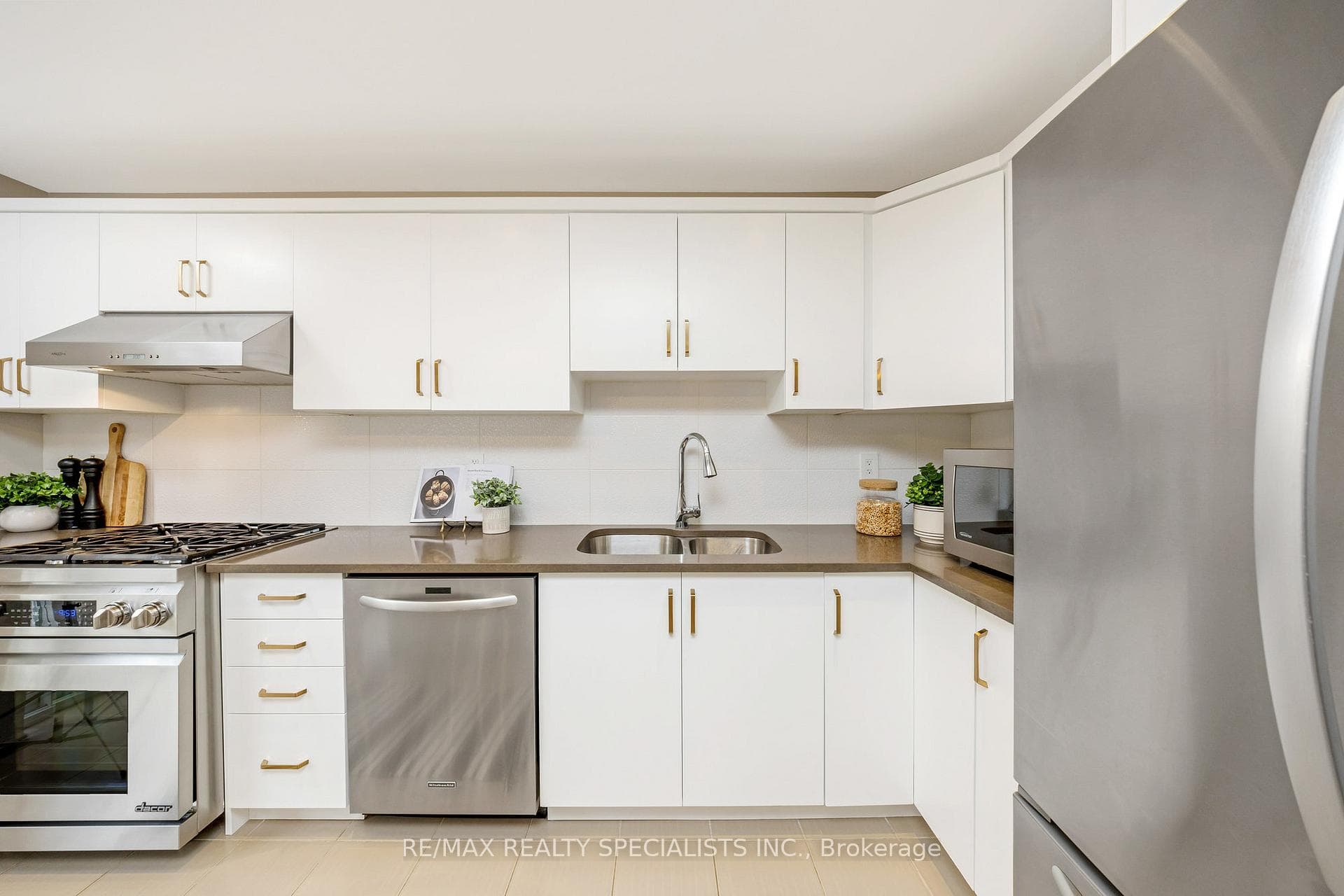 435 Zuest Crescent photo 16