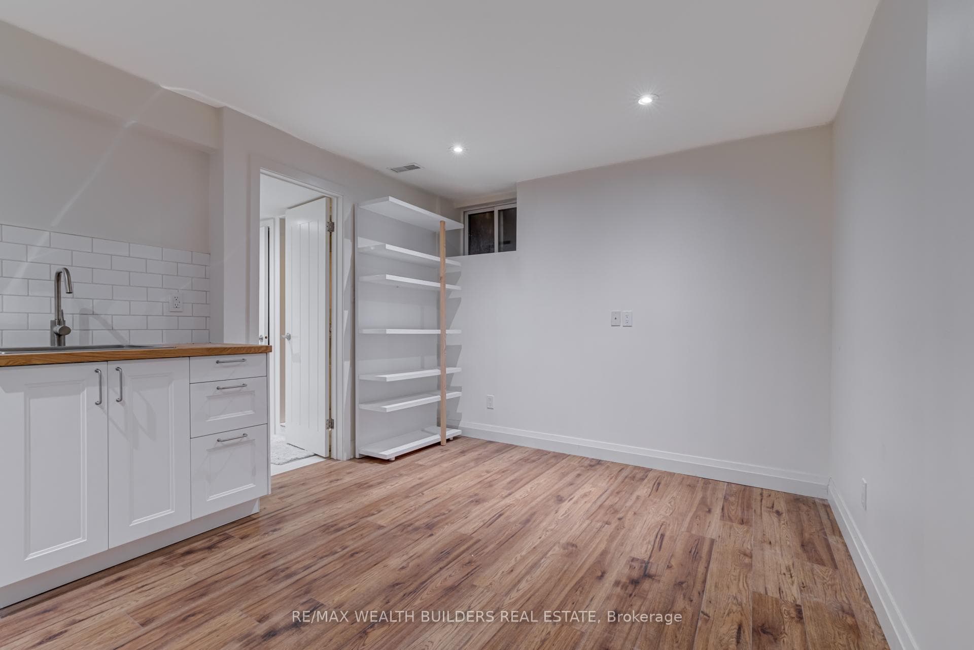 172 indian road Crescent photo 3