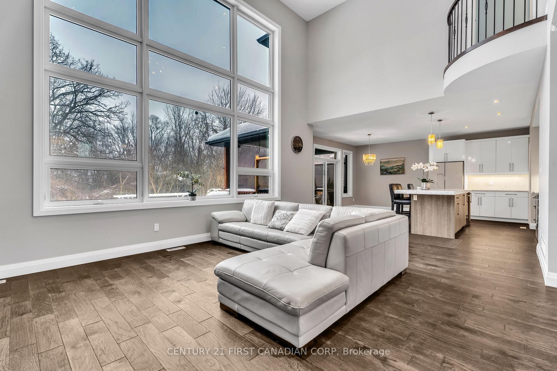 1351 DYER Crescent photo 4