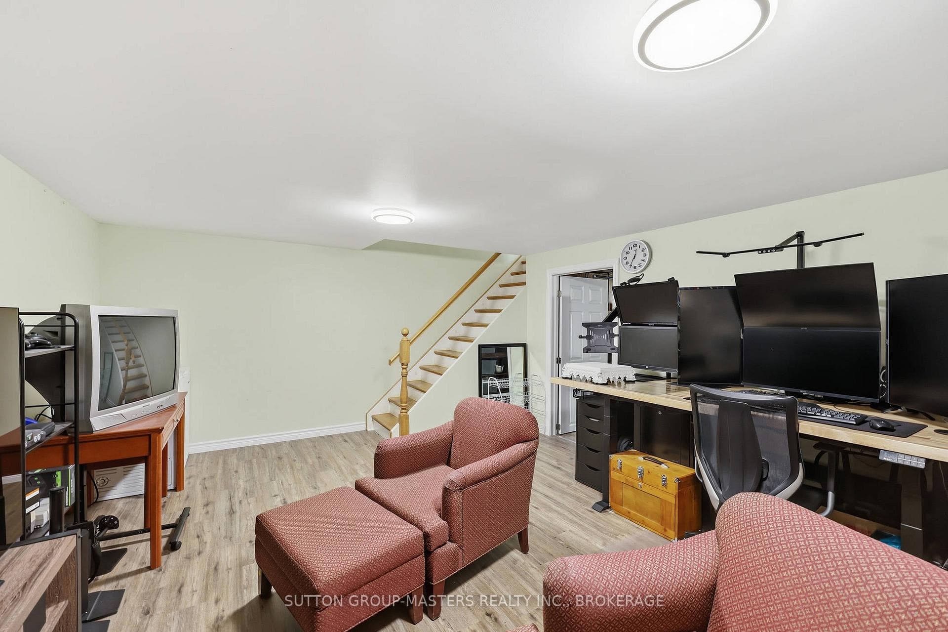 182 Rosemund Crescent photo 29
