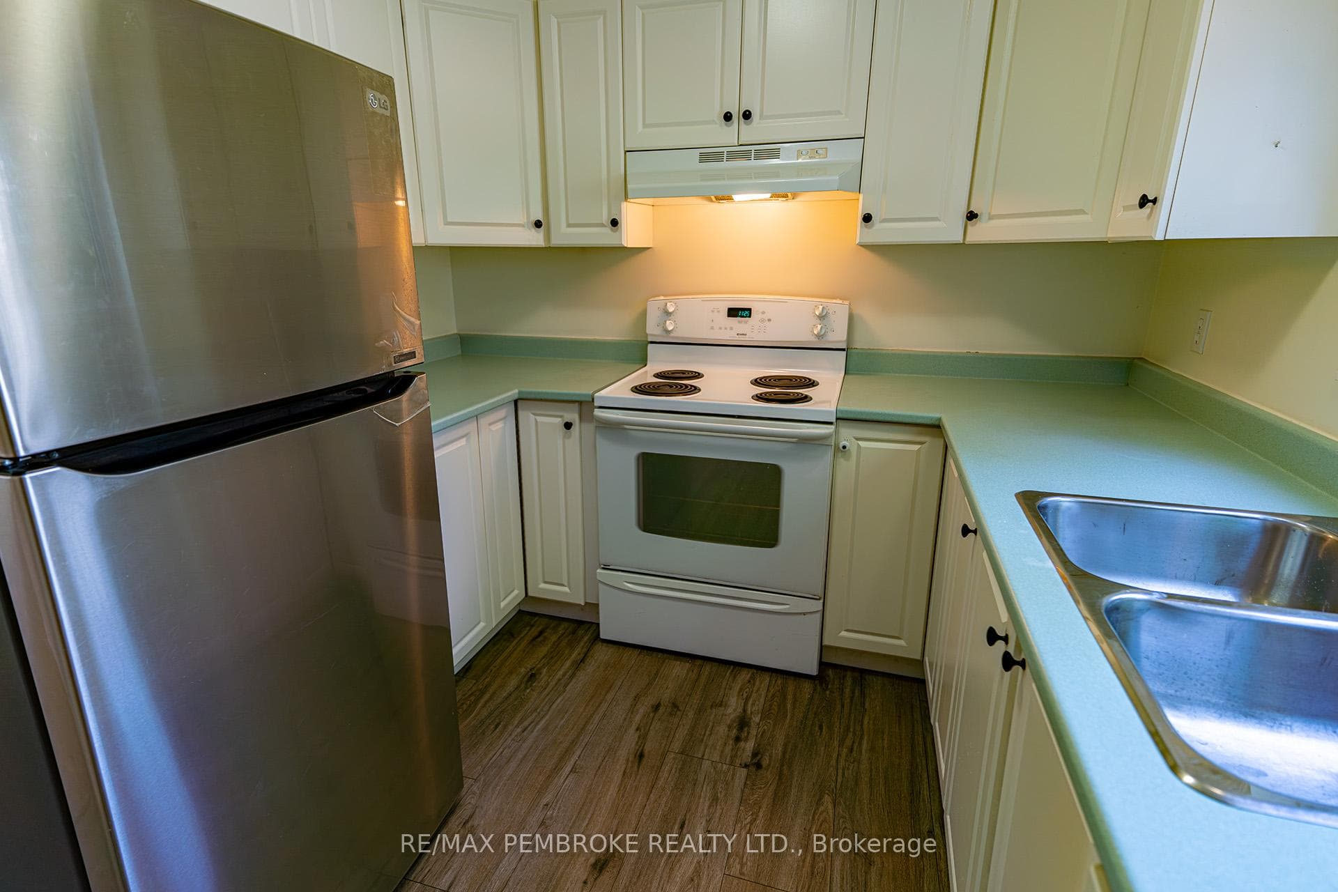 235 Willoughby Crescent photo 8