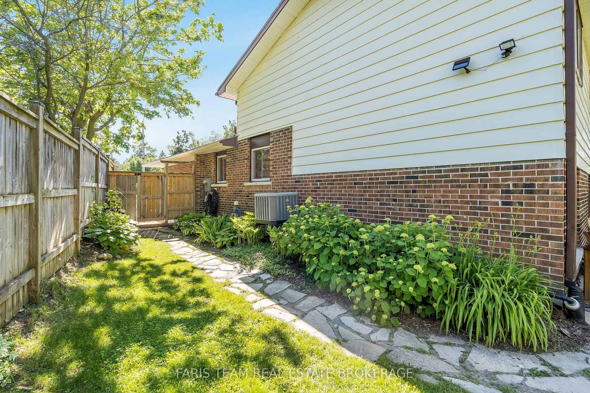 21 Maplehurst Crescent photo 38