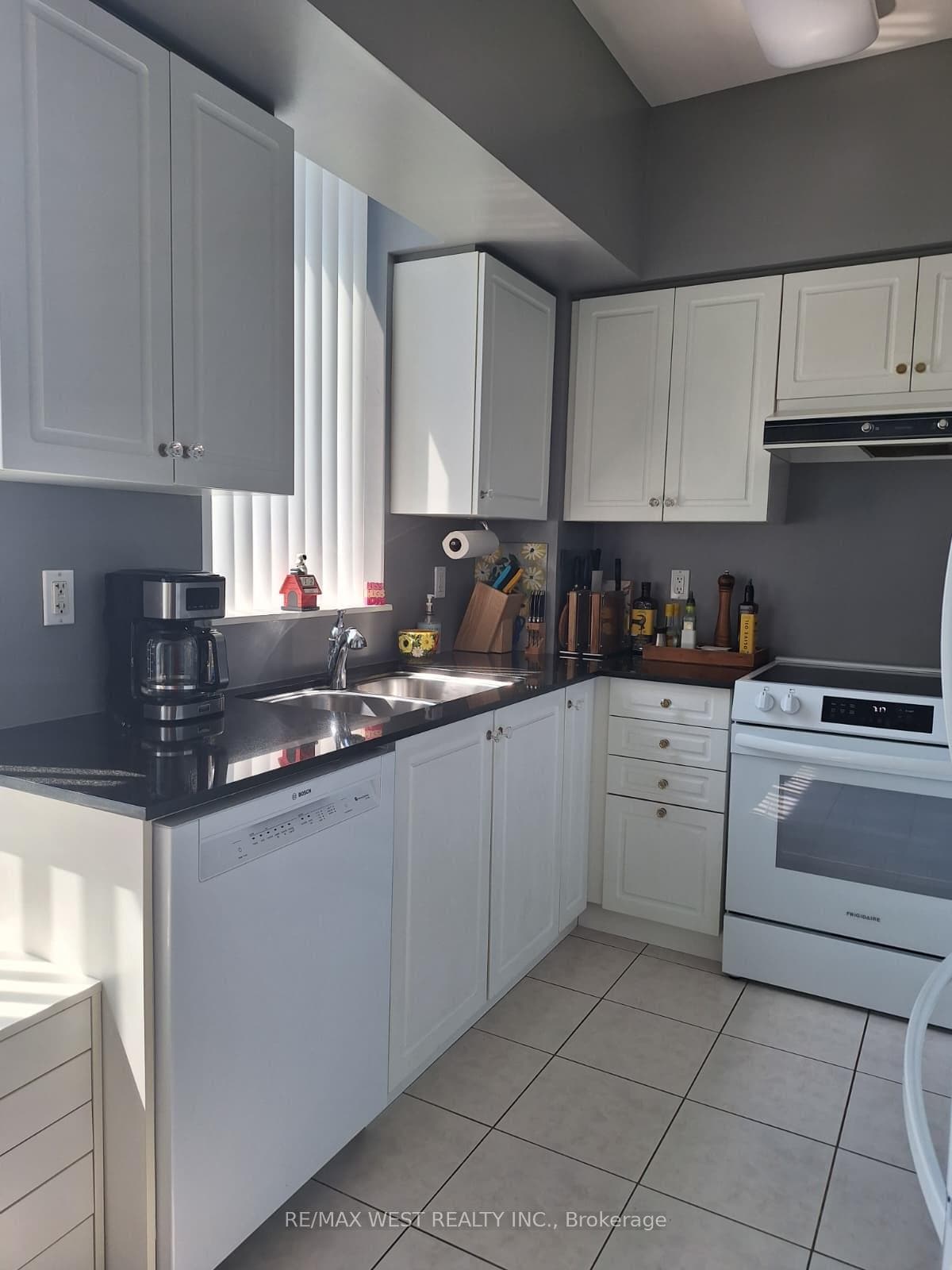 350 Red Maple Road Unit 814 photo 18