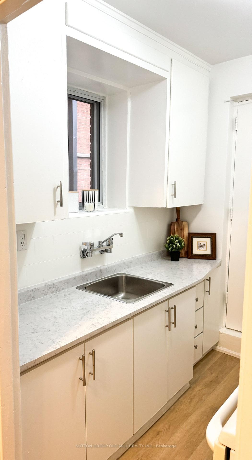 309 The Kingsway N/A Unit 105 photo 2
