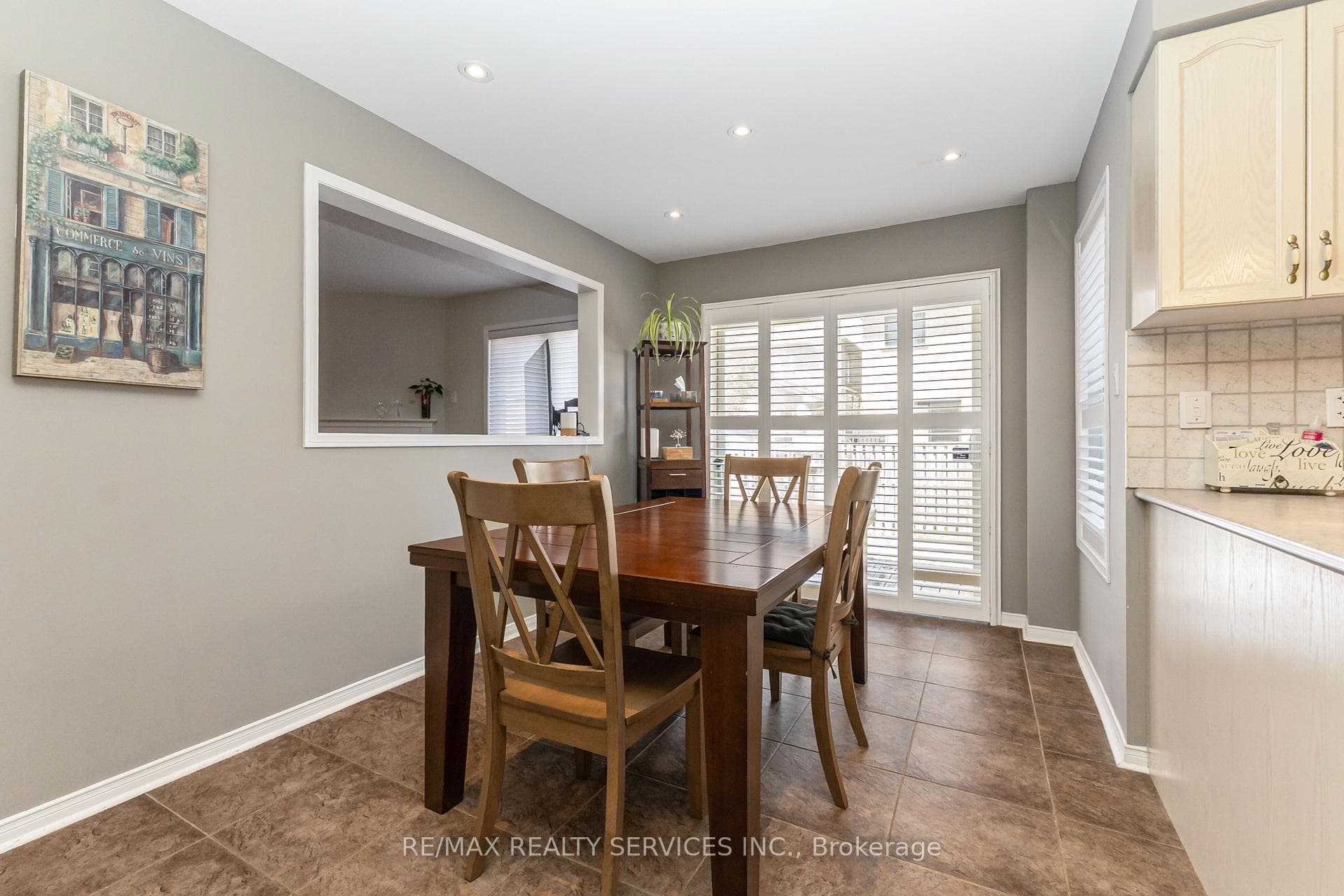 295 Queen Mary Drive photo 22