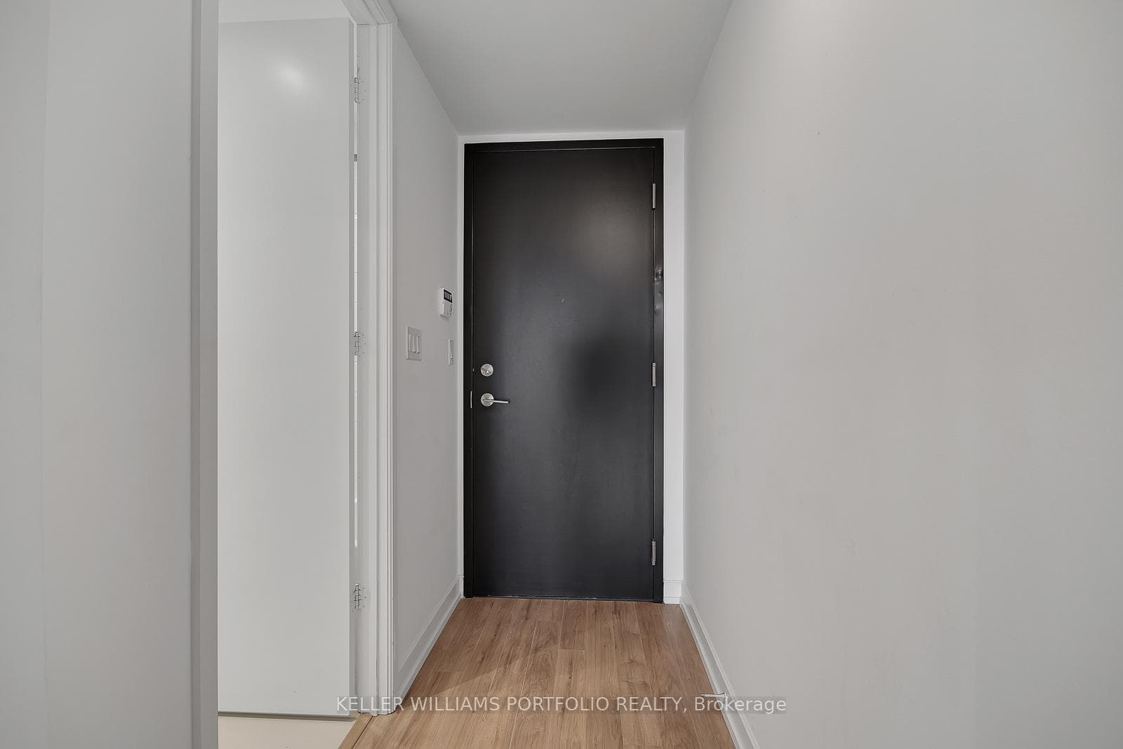 377 Madison Avenue Unit 523 photo 3