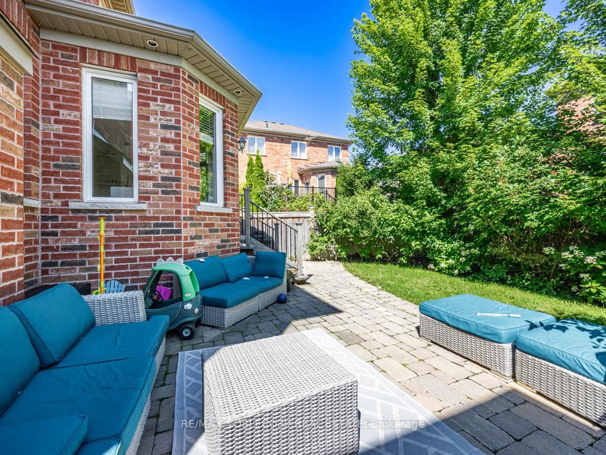 211 Sir Benson Drive photo 33