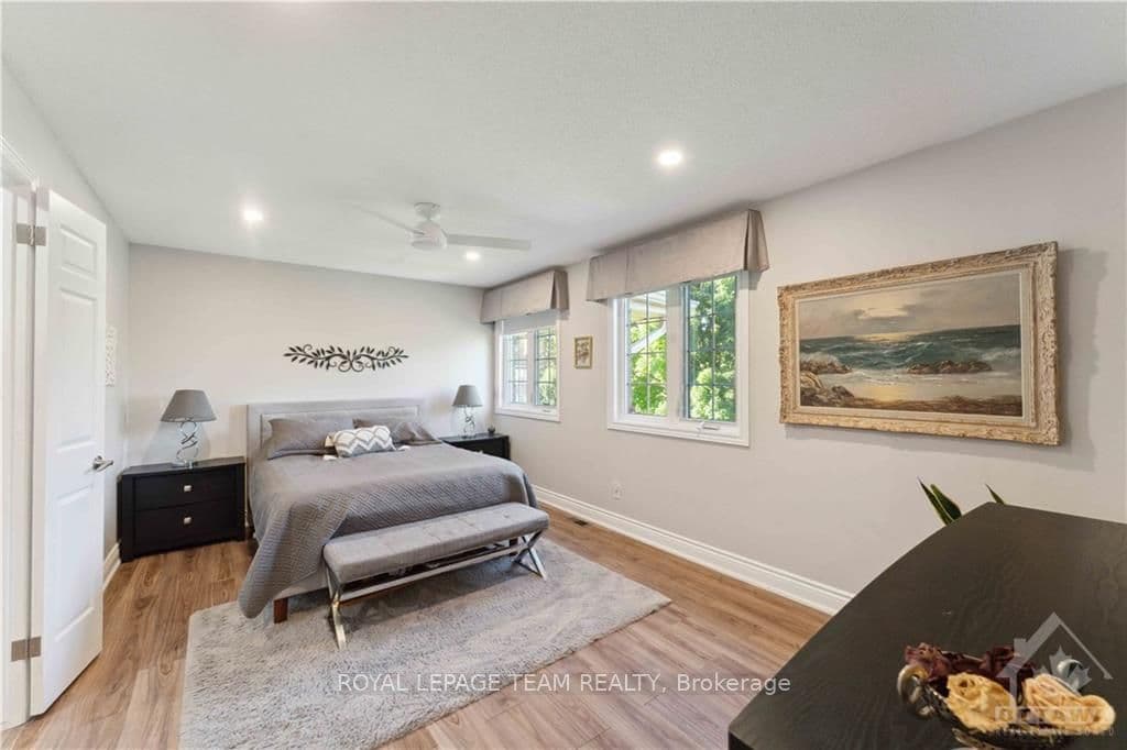 27 CHATSWORTH Crescent photo 16