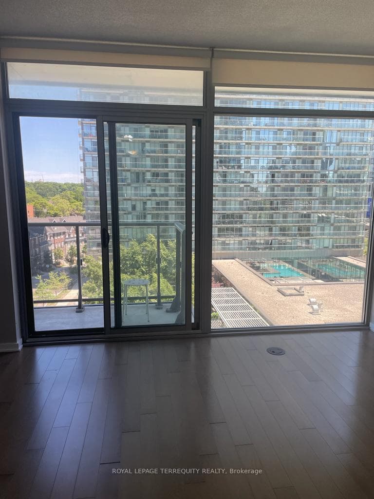 105 The Queensway N/A Unit 713 photo 5