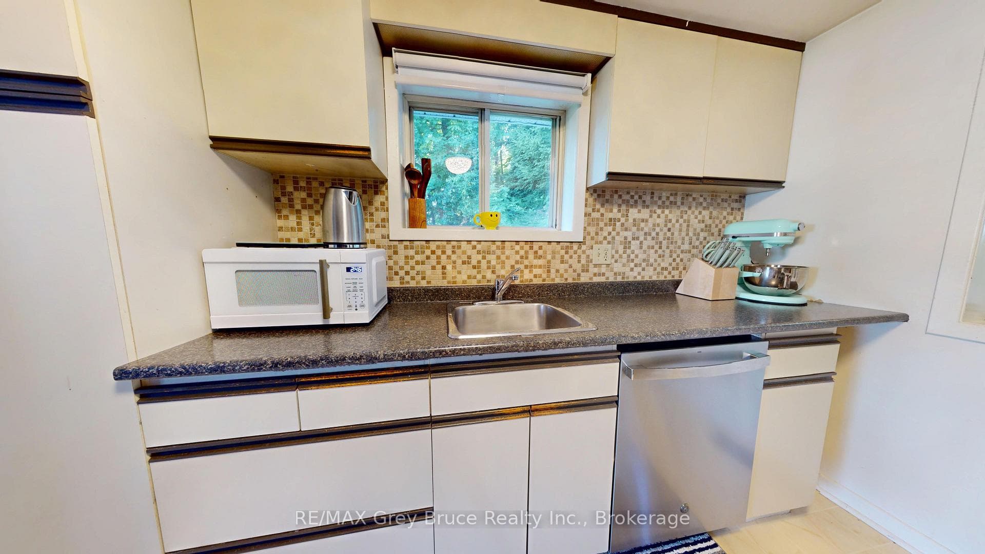 250 2nd Avenue photo 19