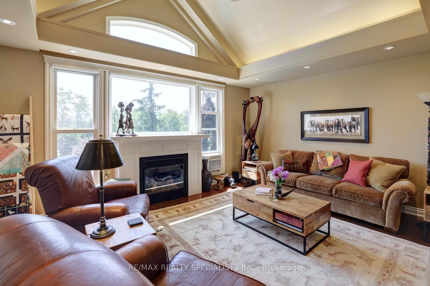 Natural gas fireplace. Pot lights.