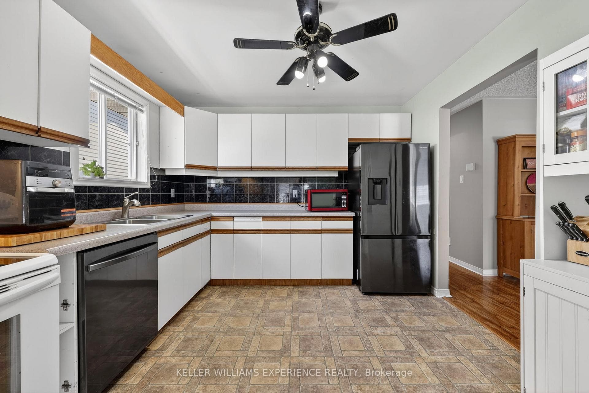 645 Bayview Drive photo 4