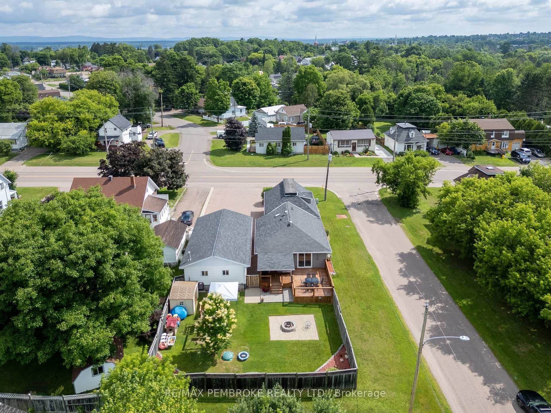 560 Boundary Road photo 38