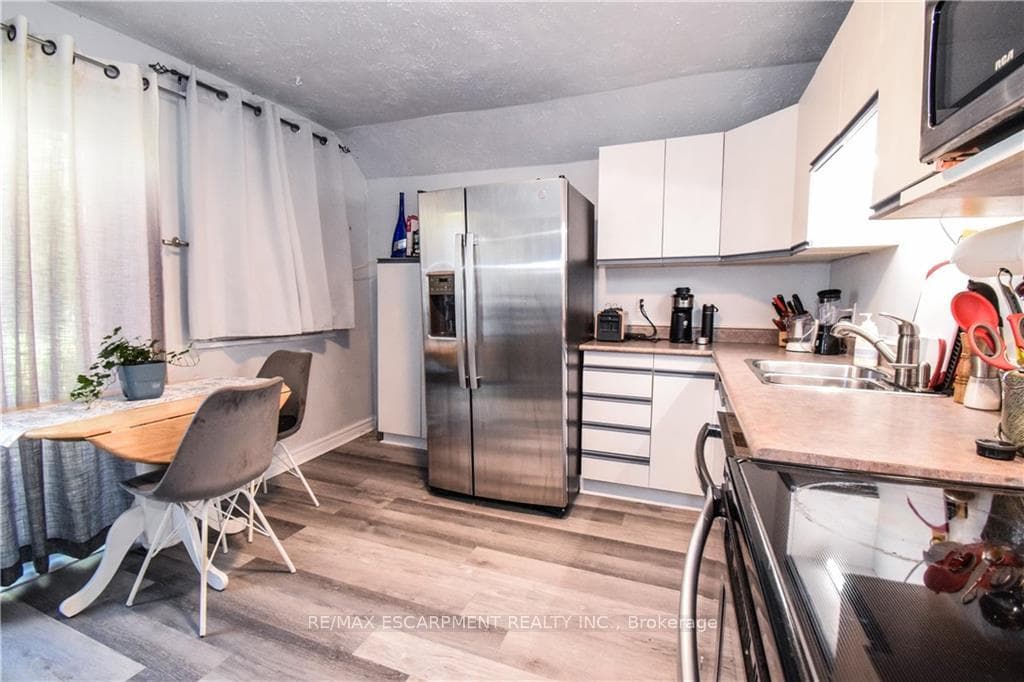 585 John Street photo 17