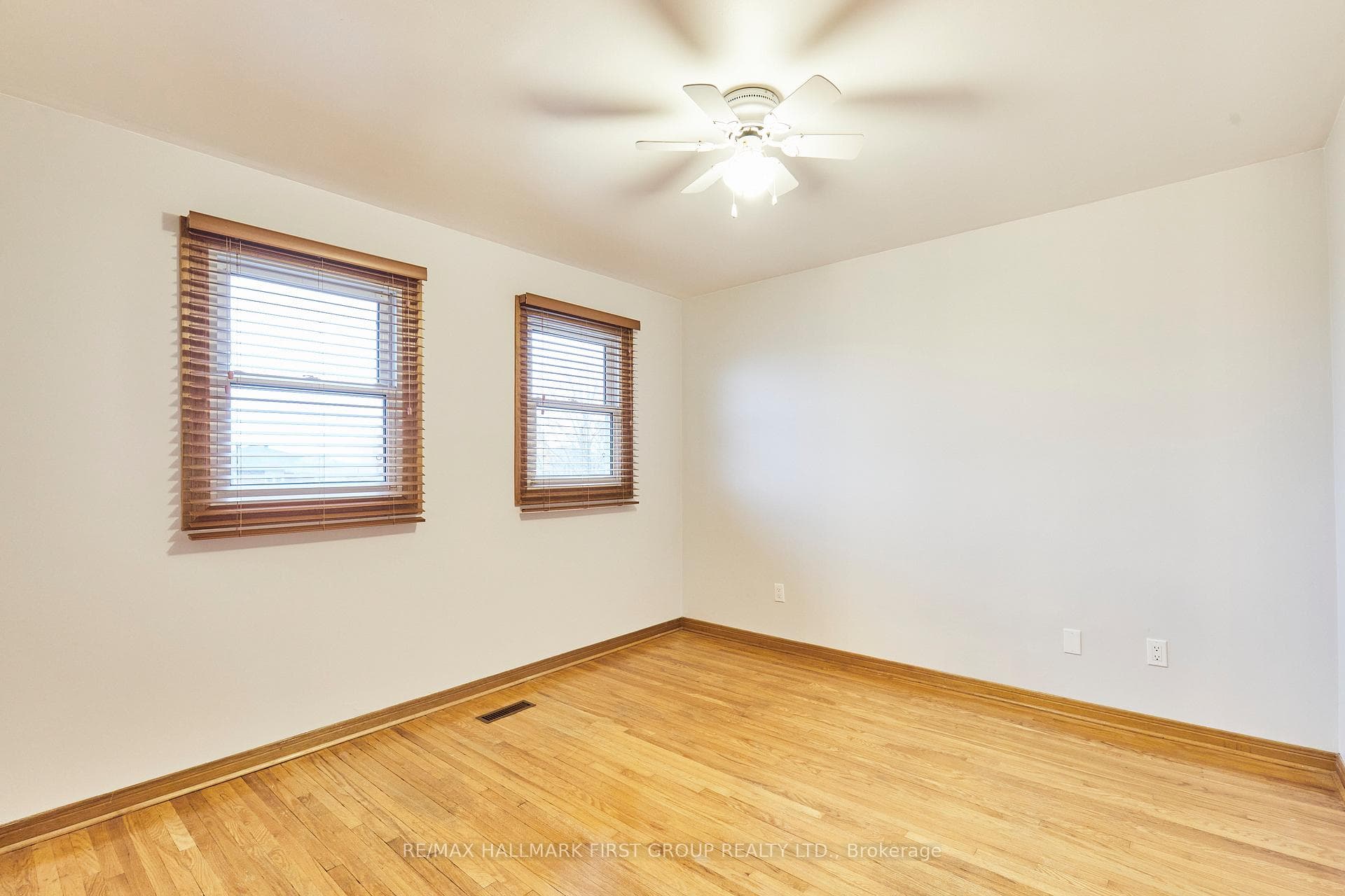 542 McLeod Crescent photo 26