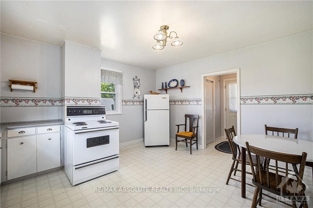 135 POOLE Street photo 5