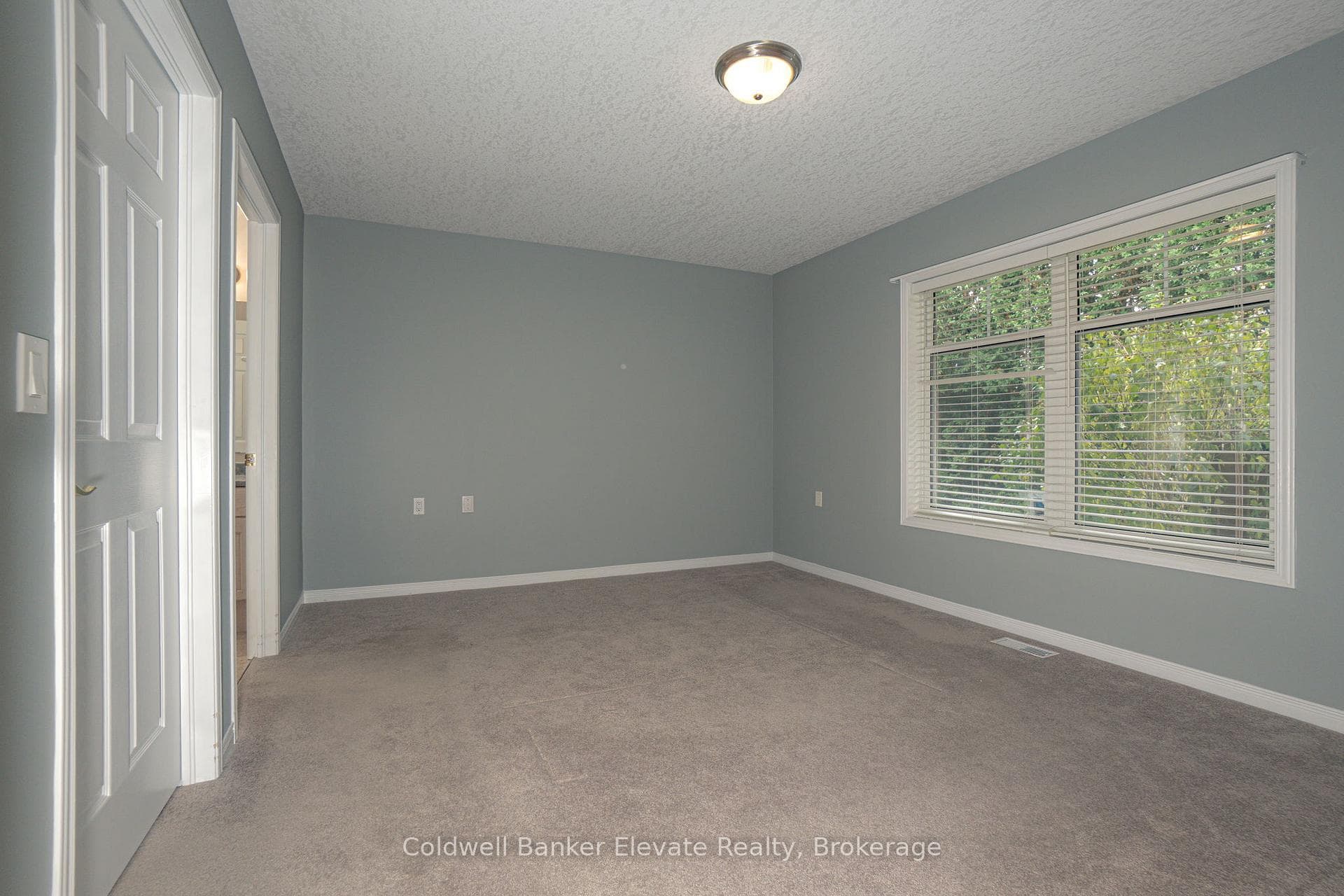 2705 KINGSWAY Drive Unit 17 photo 21