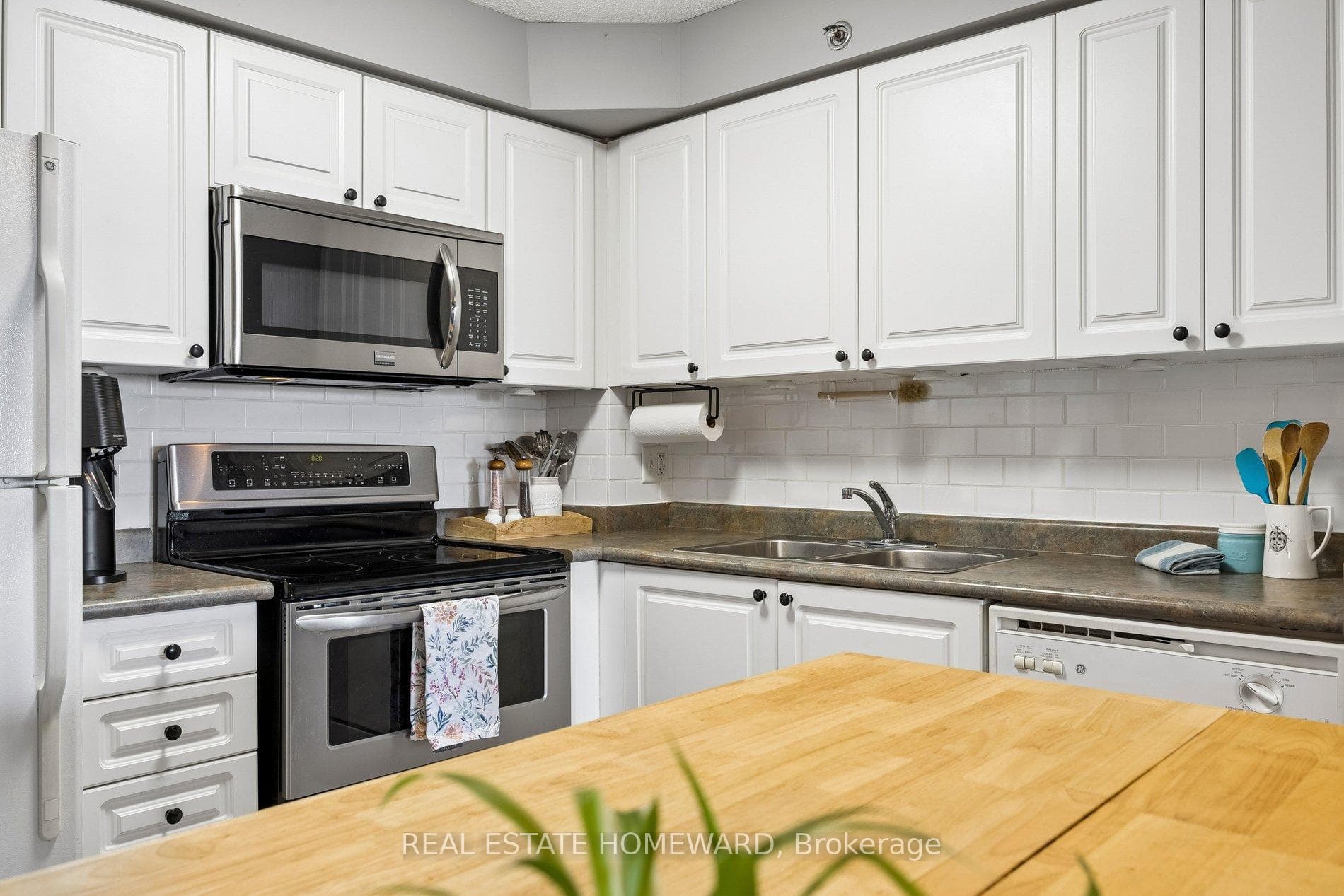 684 Warden Avenue Unit 401 photo 15
