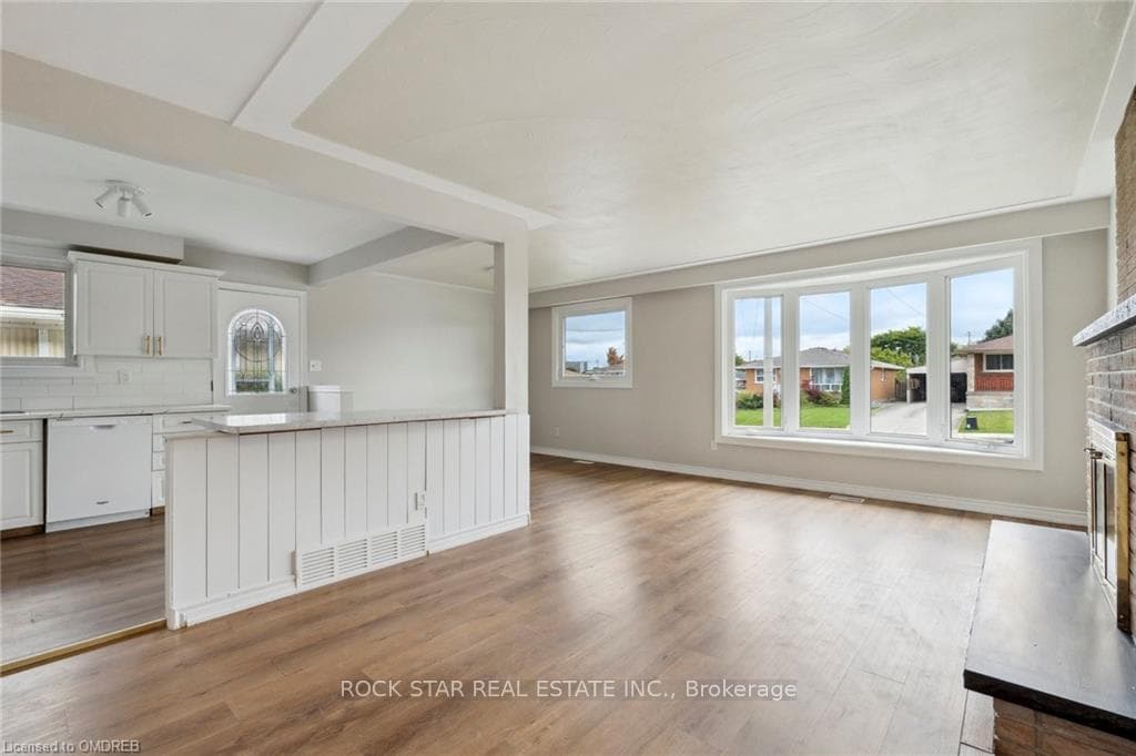 66 Victor Boulevard photo 10