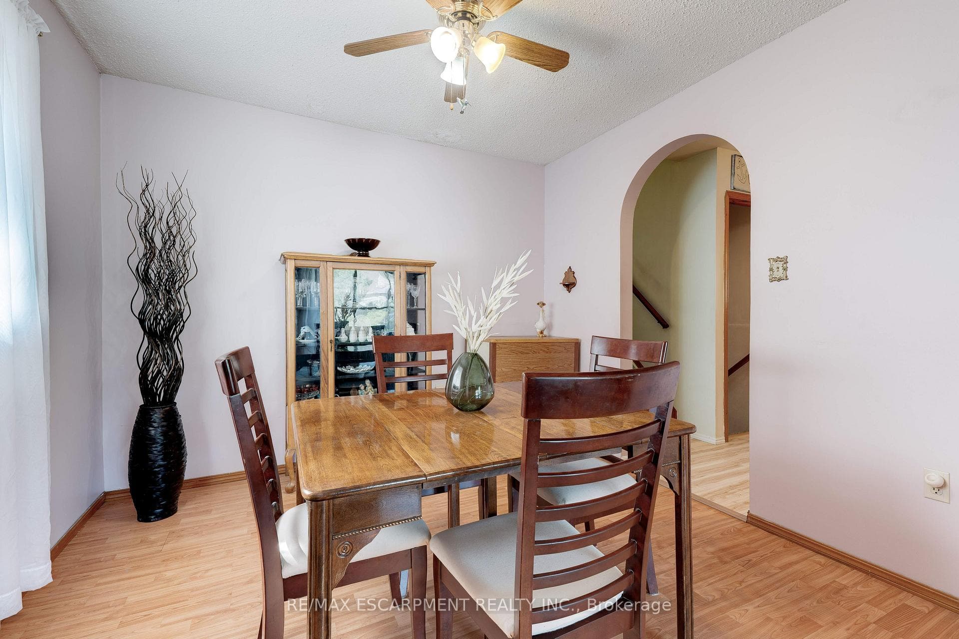 2358 Arnold Crescent photo 7