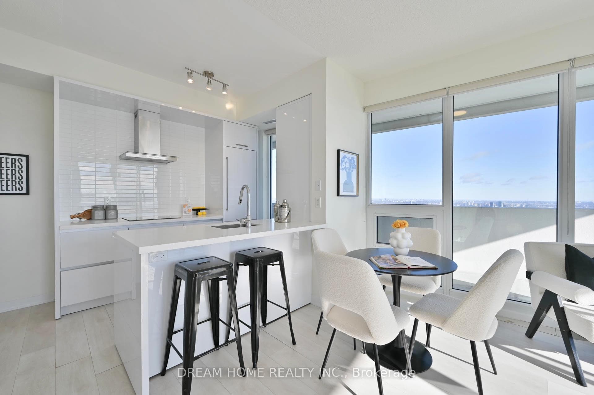 2221 Yonge Street Unit 5303 photo 11