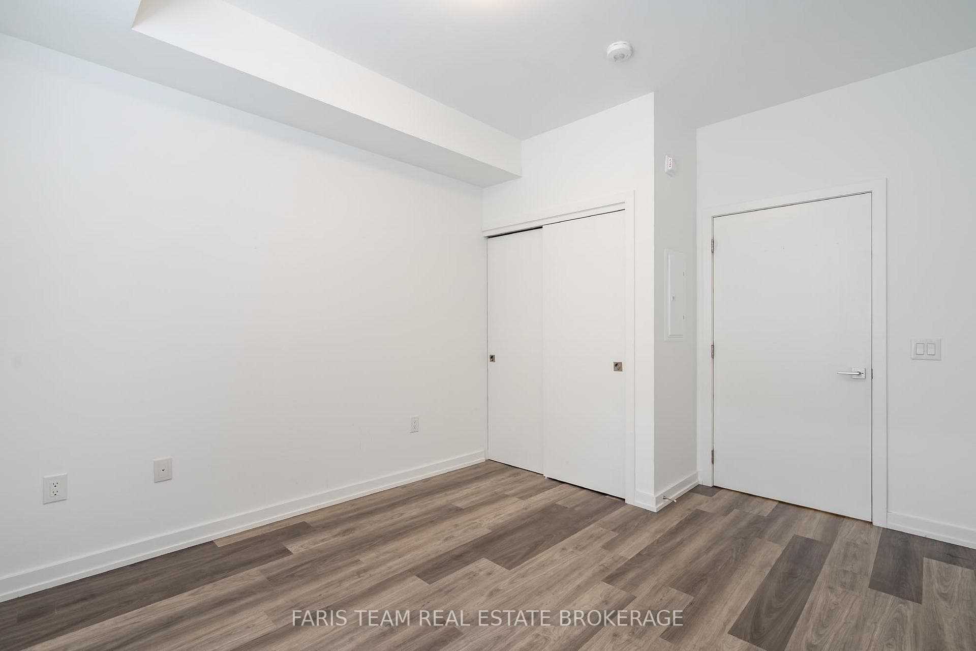 430 Essa Road Unit 401 photo 19