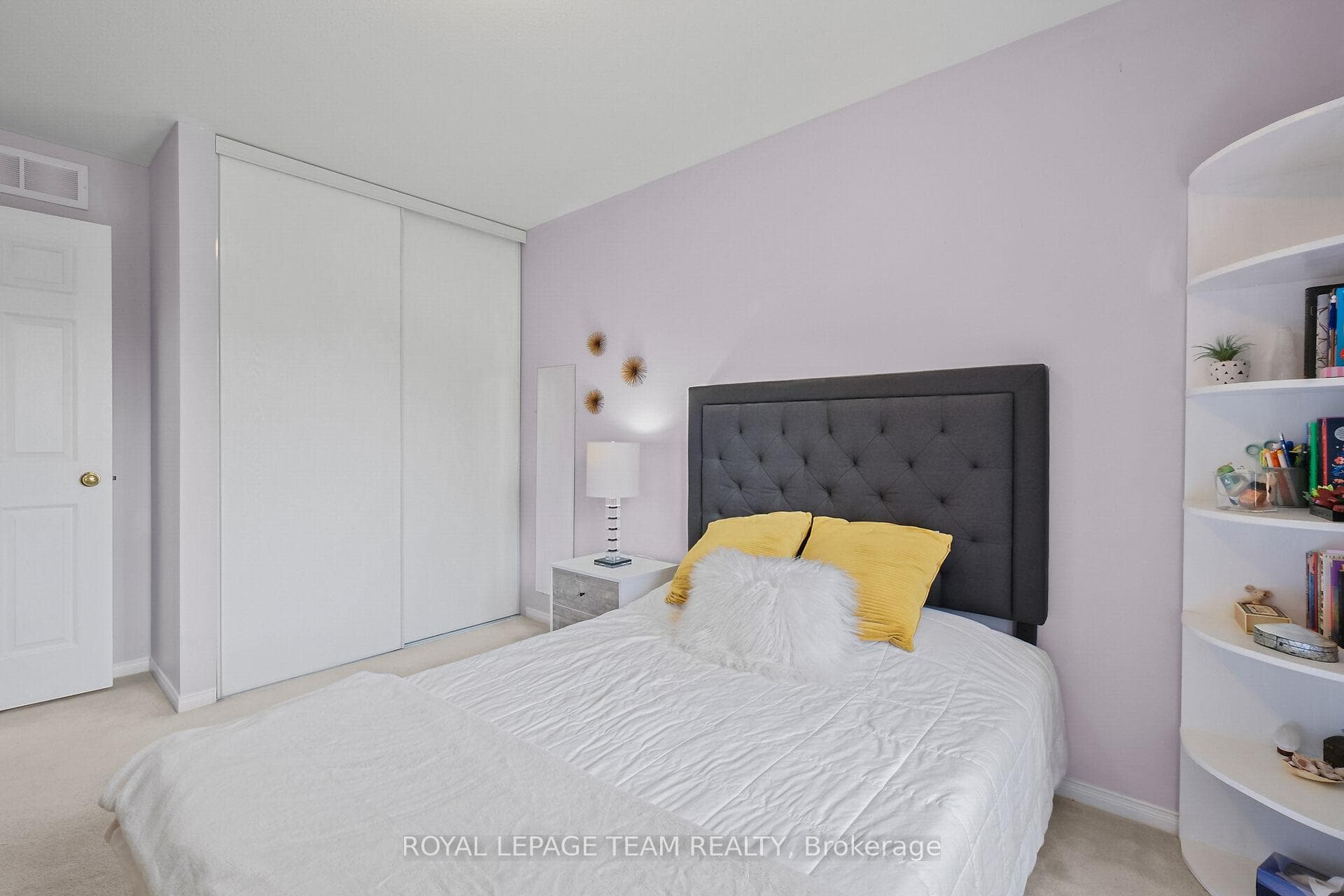 2072 Dunollie Crescent photo 31