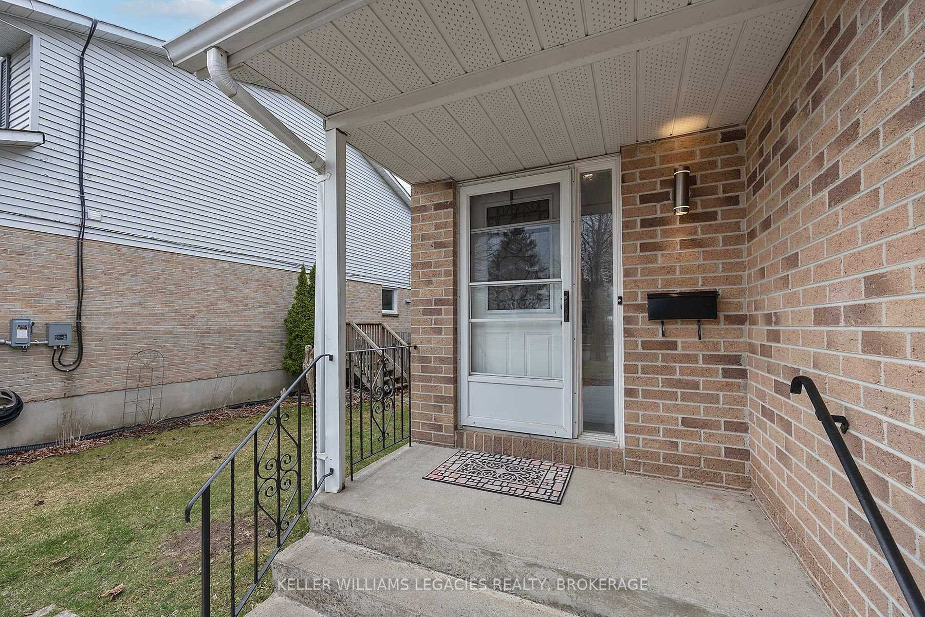 886 MUIRFIELD Crescent photo 5