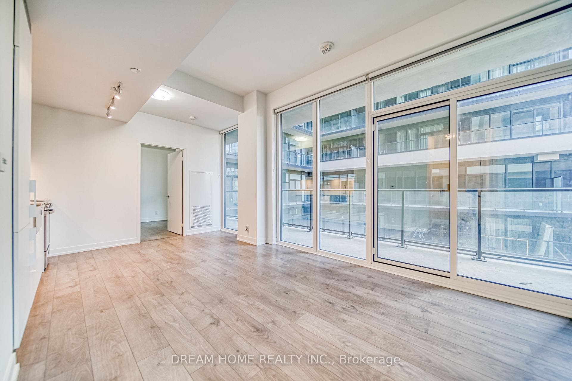 270 Dufferin Street Unit 416 photo 4