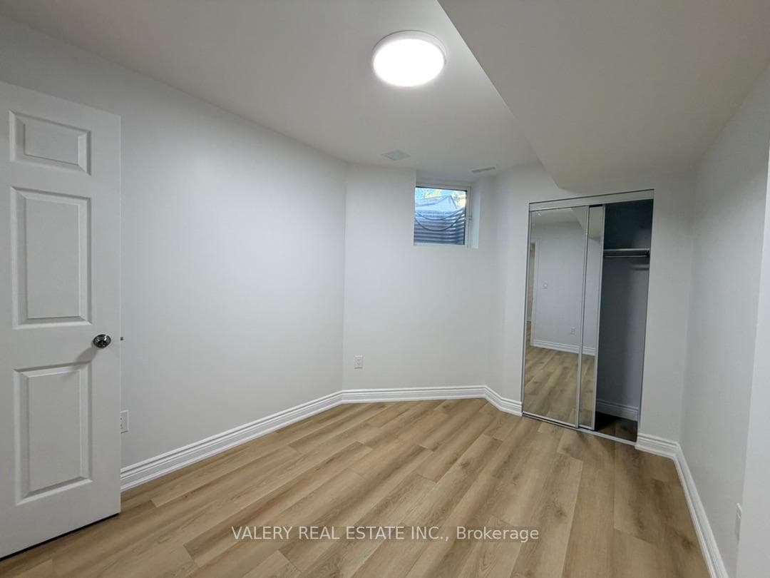 1683 Moongate Crescent Unit Lower photo 12
