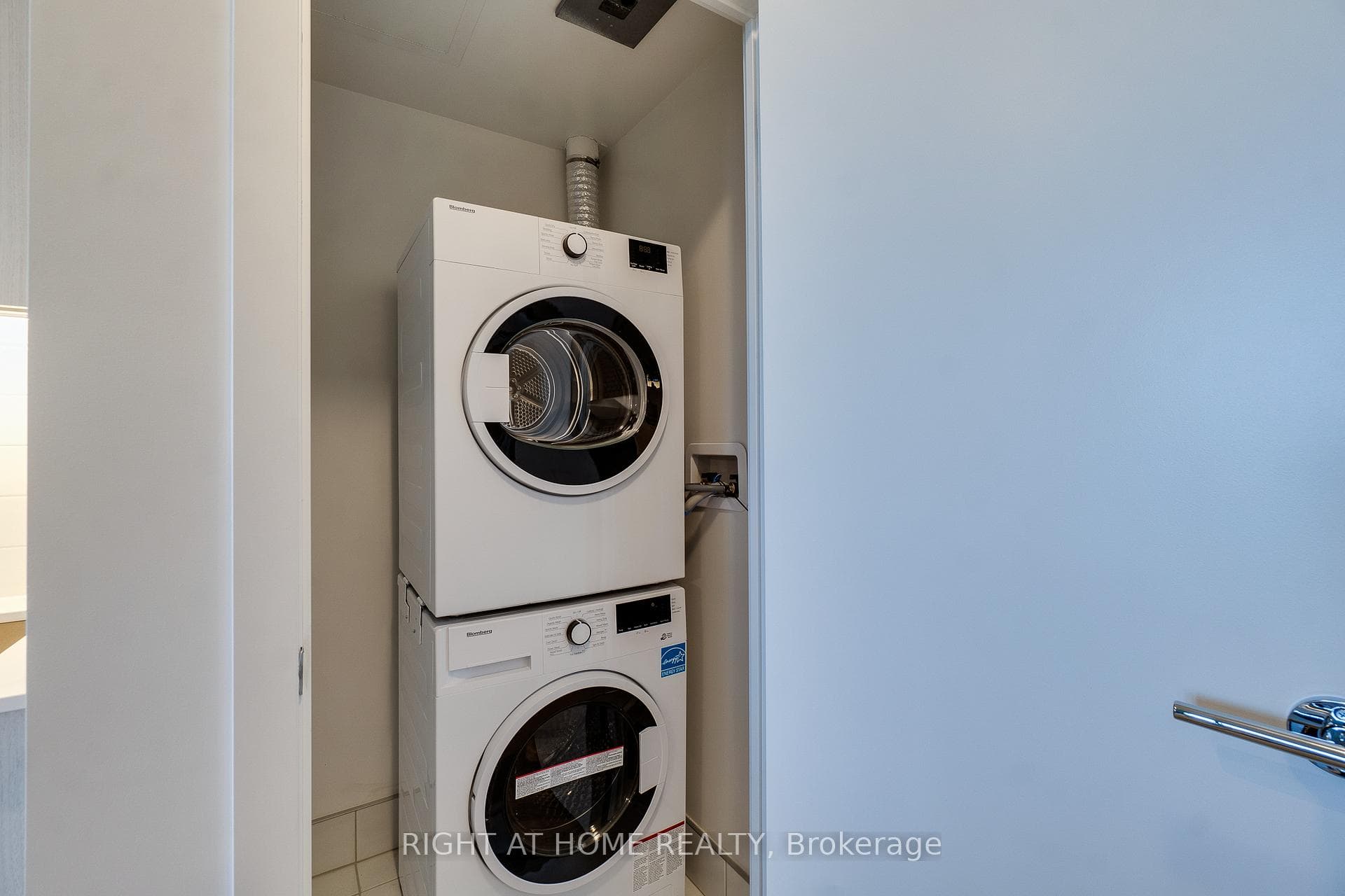 250 Lawrence Avenue Unit 724 photo 19