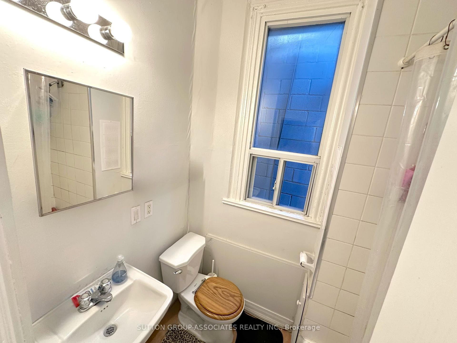 589 College Street Unit Upper photo 6