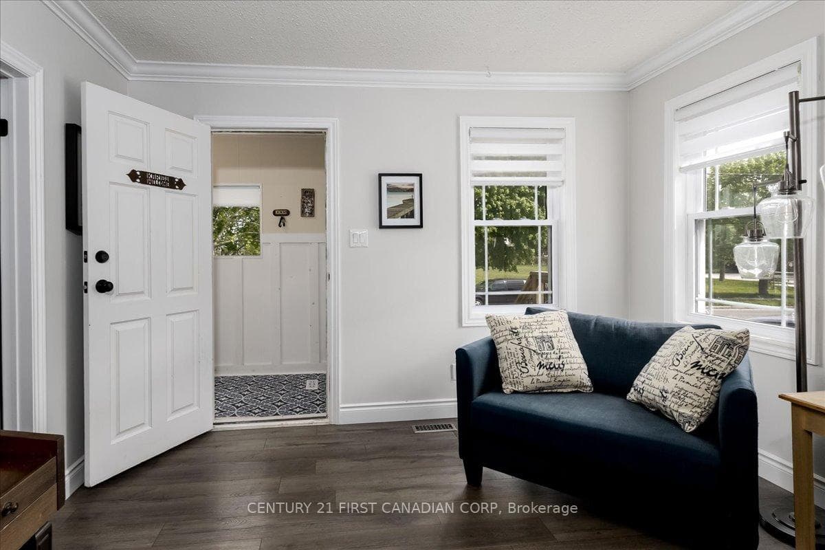 747 Whetter Avenue photo 9