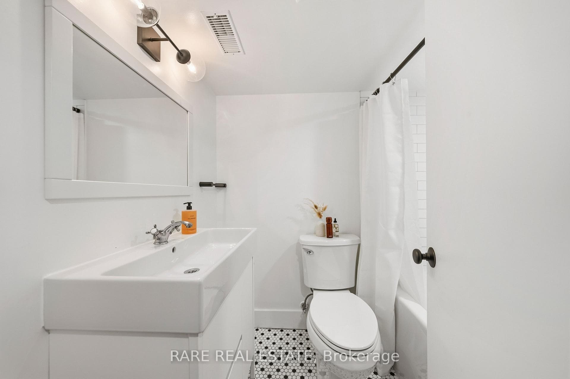 223 1/2 Borden Street photo 16