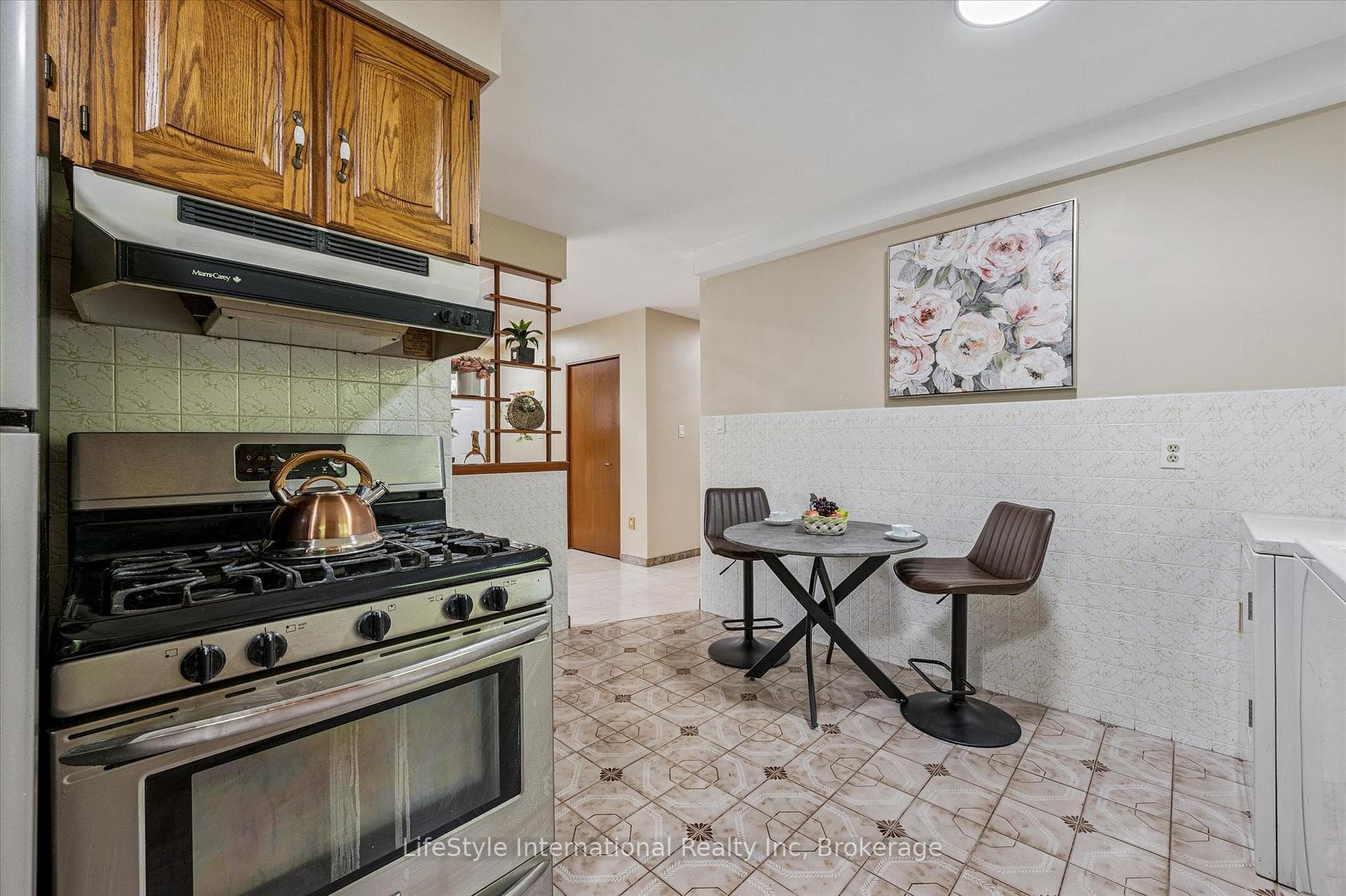 113 Applewood Crescent photo 14
