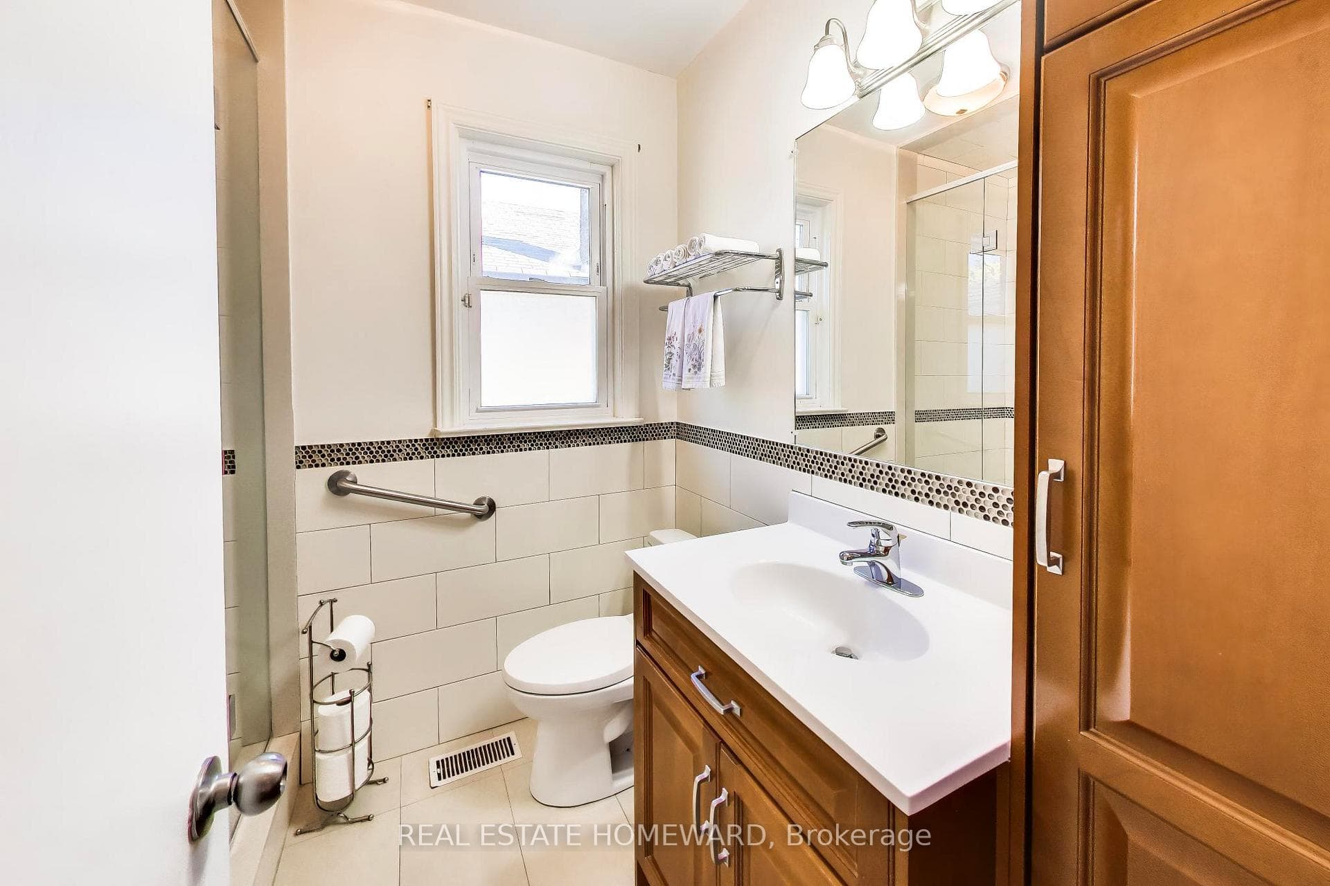 Beautiful Main bathroom with bidet & Large Shower