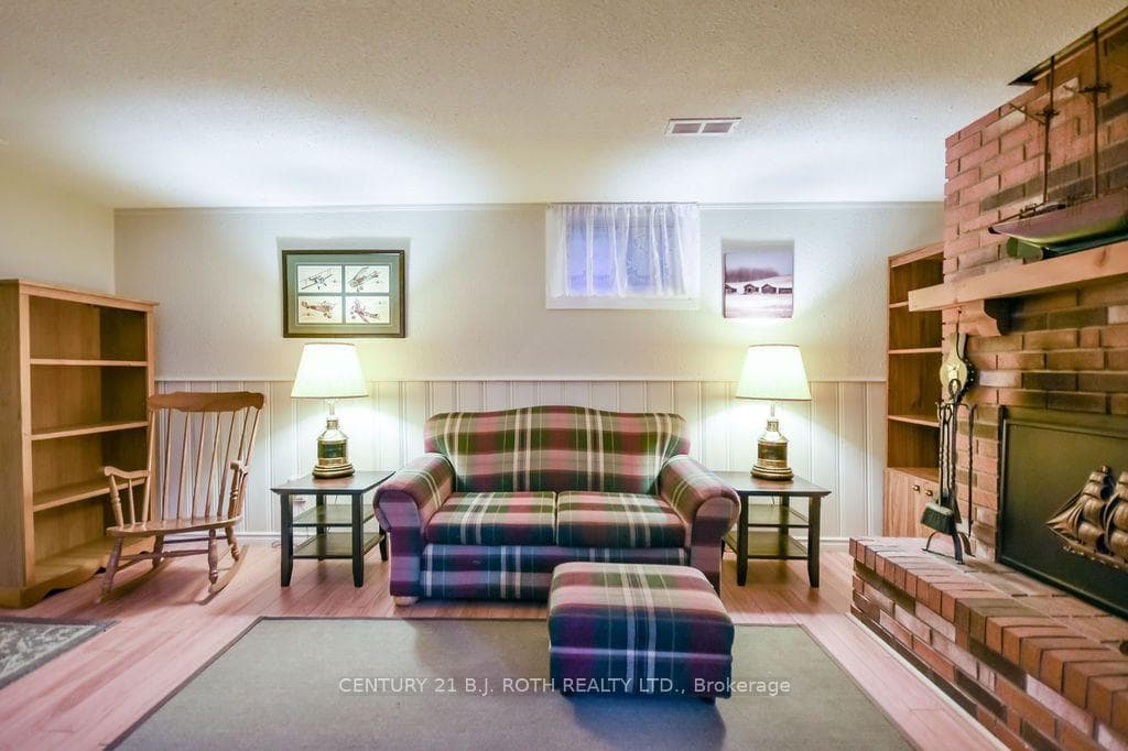 1037 Glen Eagles Crescent photo 32