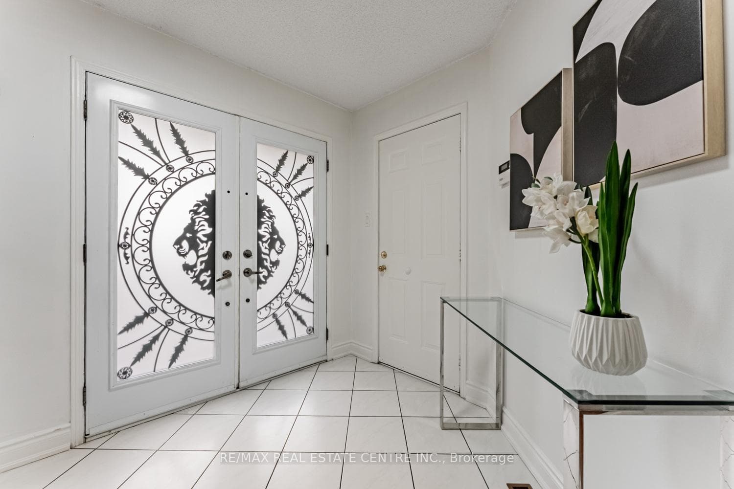 8 Mannel Crescent photo 3