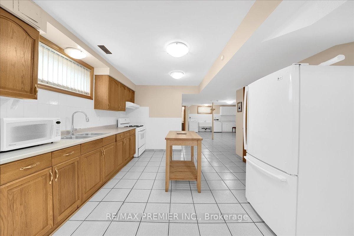 100 Hallsport Crescent photo 41