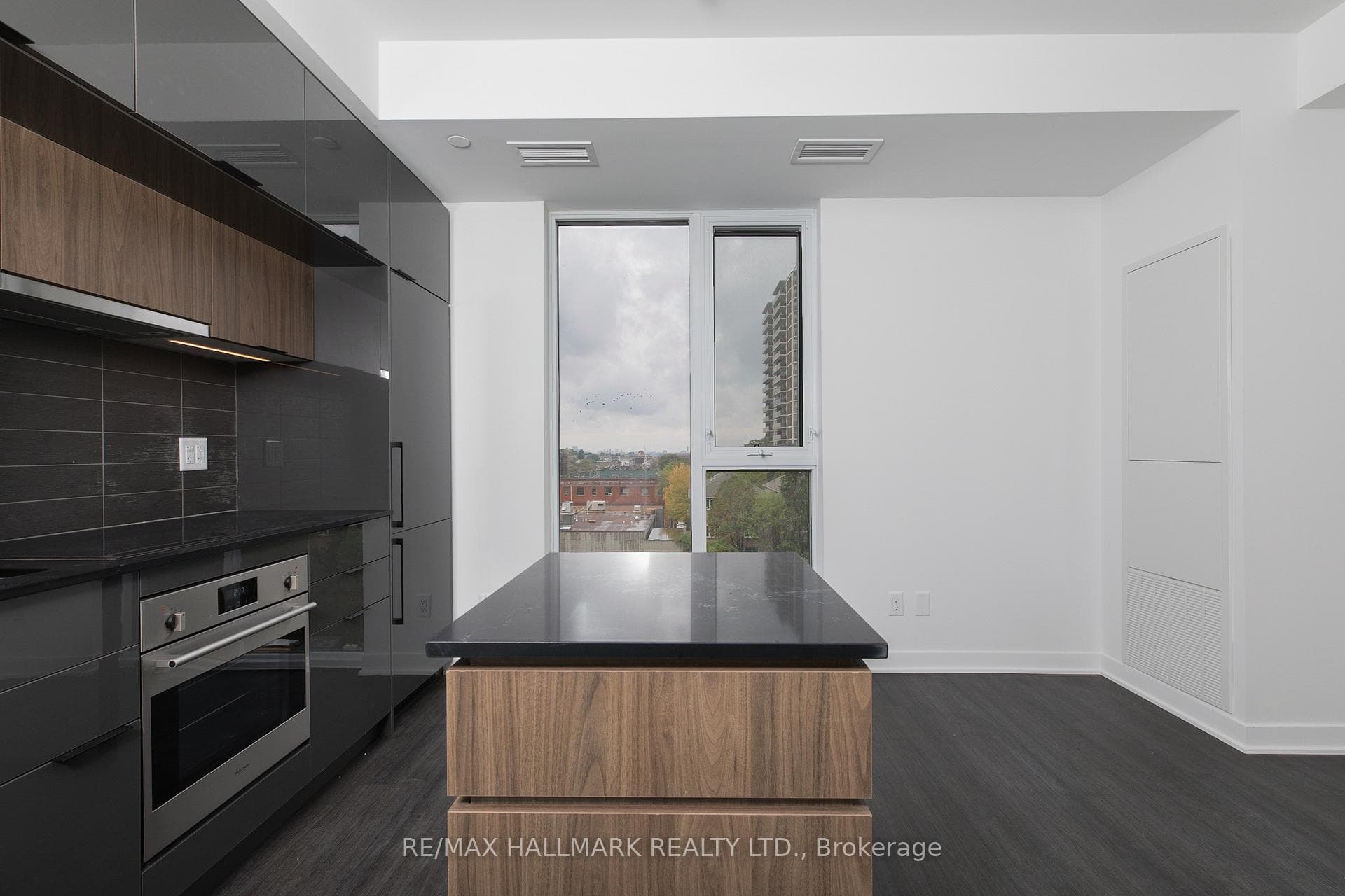 185 Alberta Avenue Unit 607 photo 2
