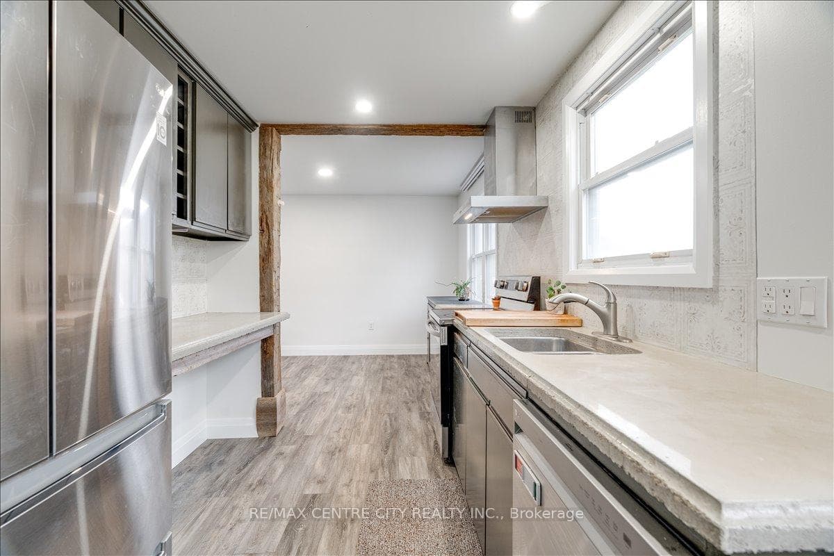 549 Victoria Street photo 11