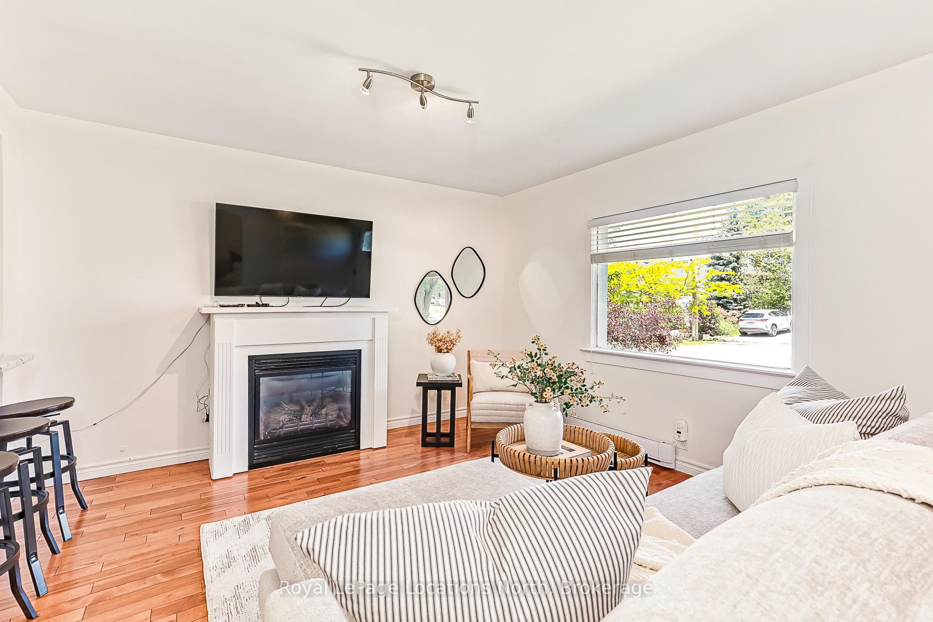 196 SIMCOE Street photo 5
