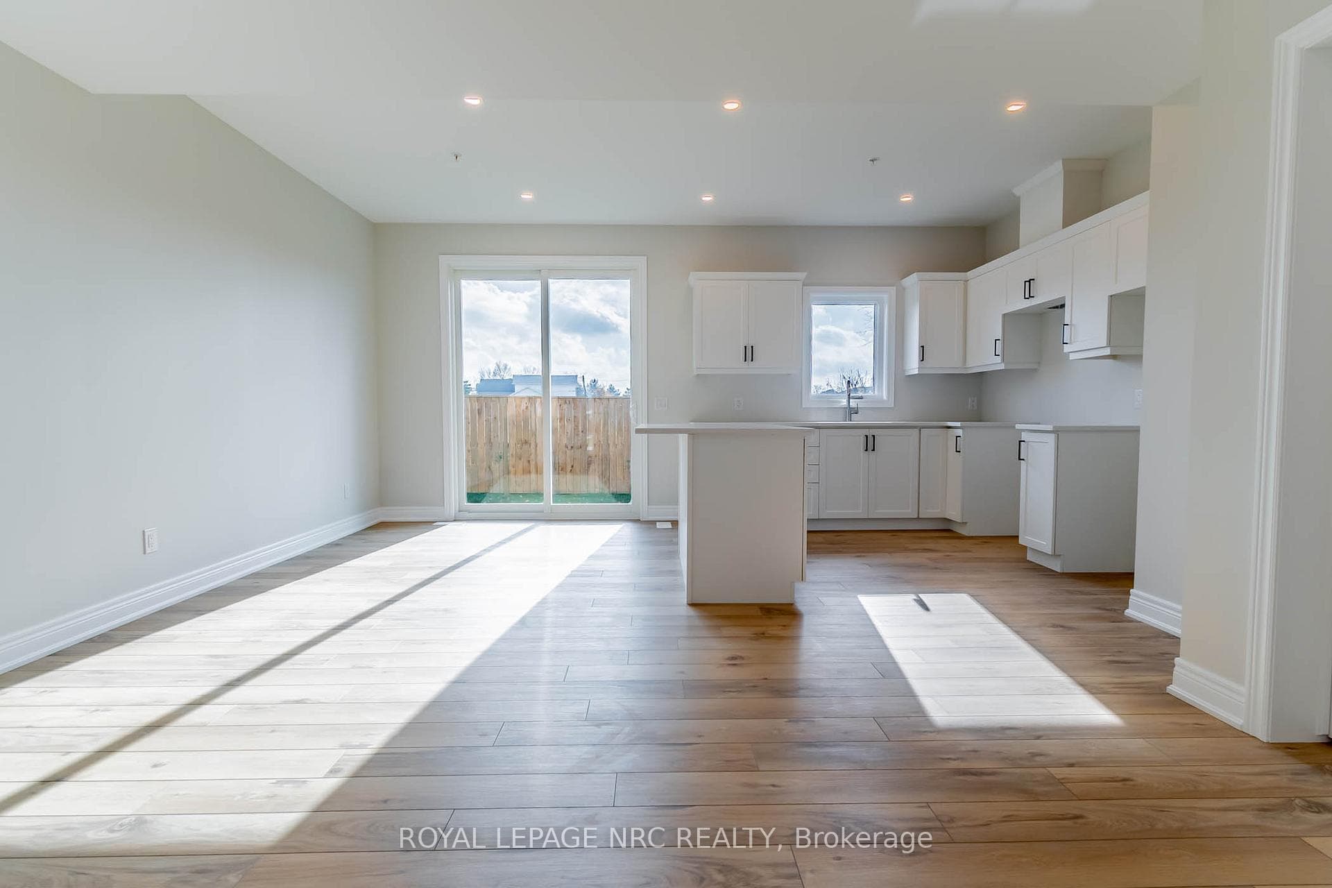 121A MOFFATT Street Unit 23 photo 3