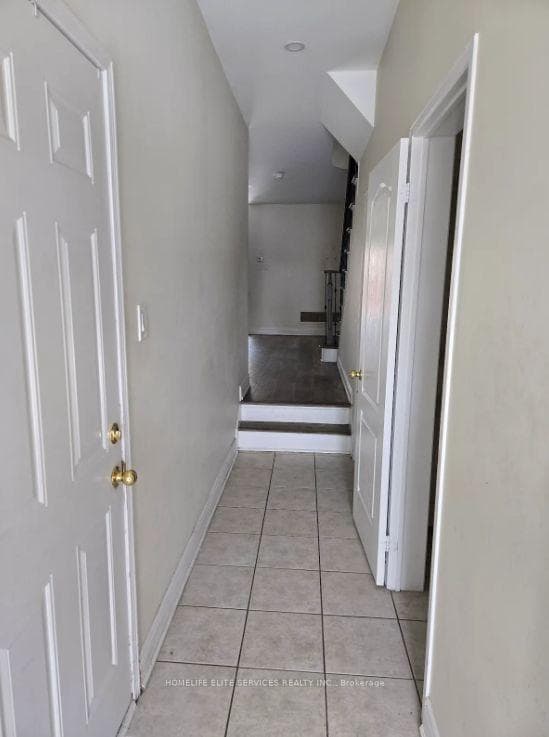 110 Crystalview Crescent photo 6
