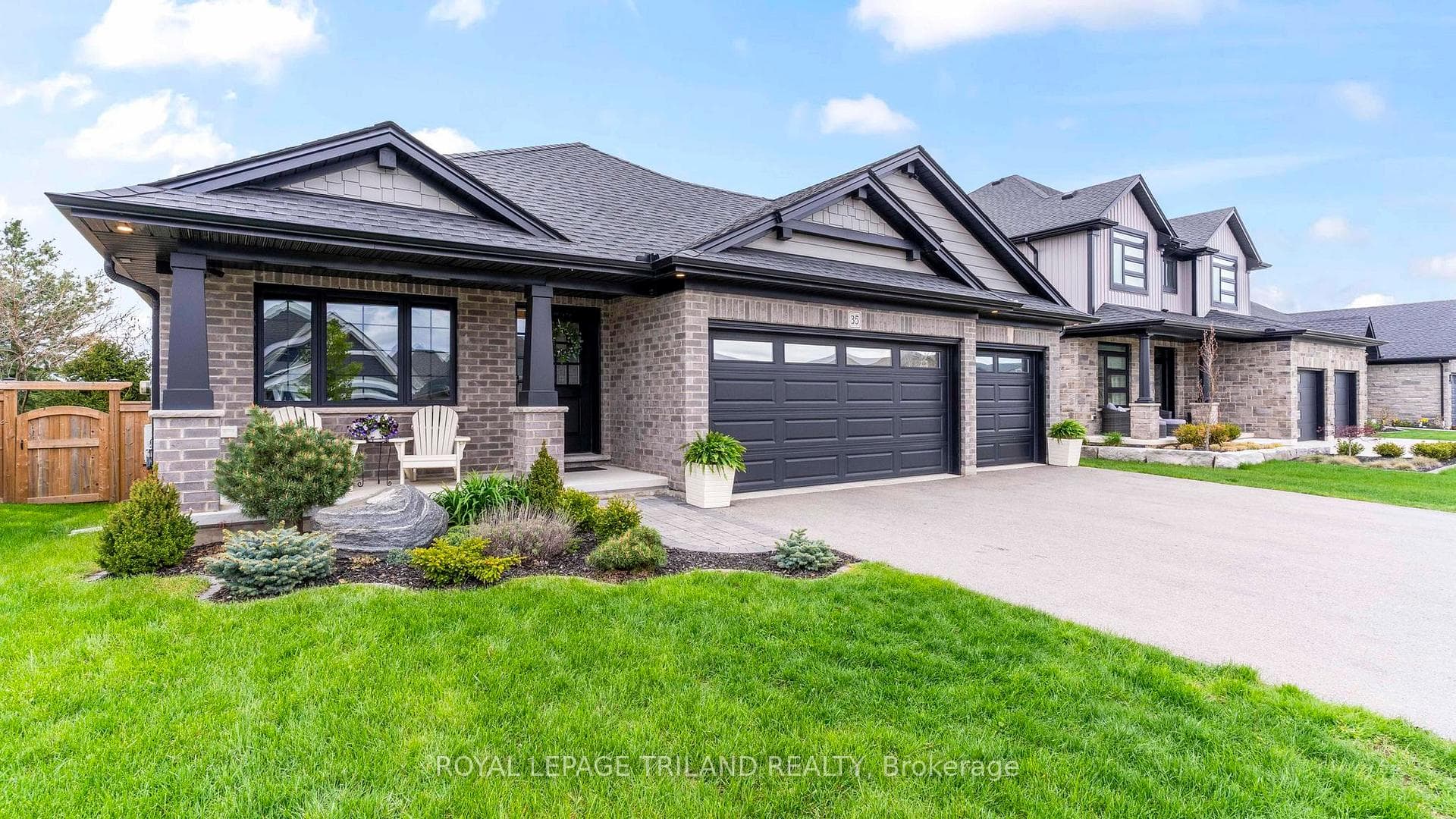 35 WEIR Crescent photo 3