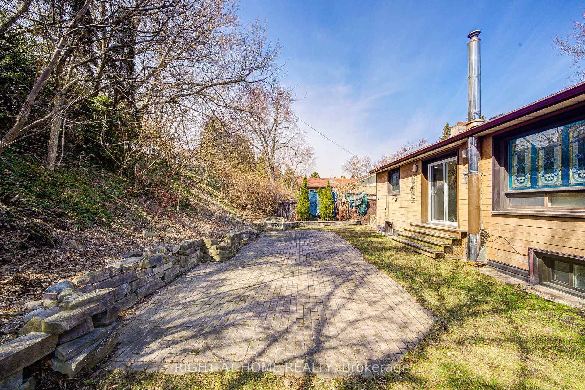 326 Jaybell Grove photo 21