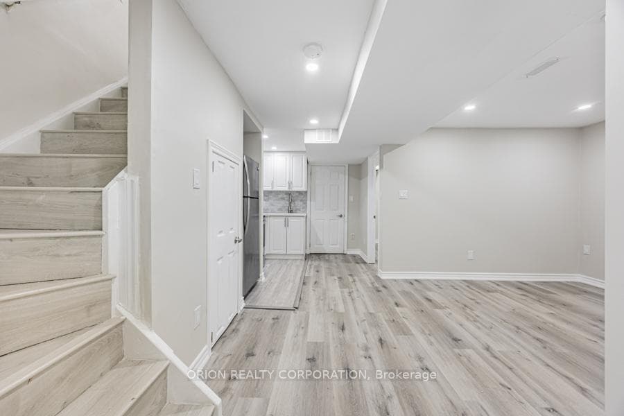 16 Fry Crescent photo 27