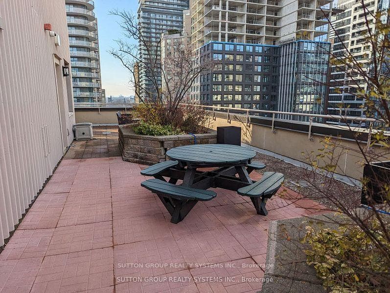 555 Yonge Street Unit 611 photo 22