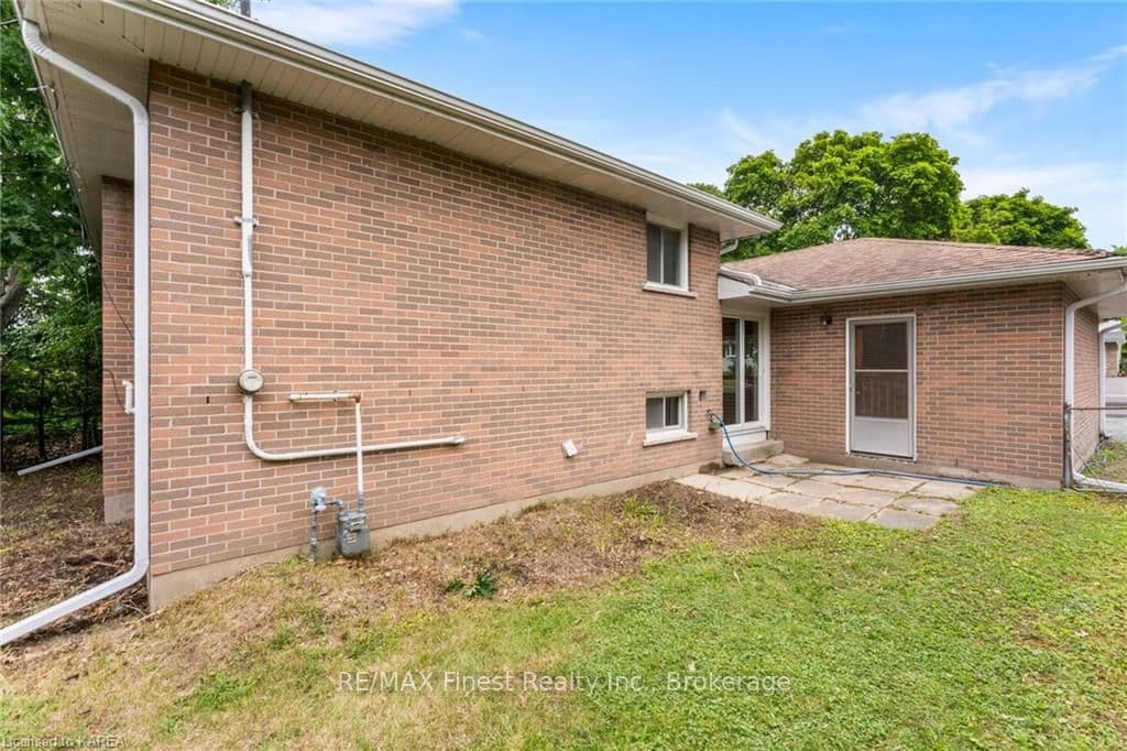 152 CAMPBELL Crescent photo 33