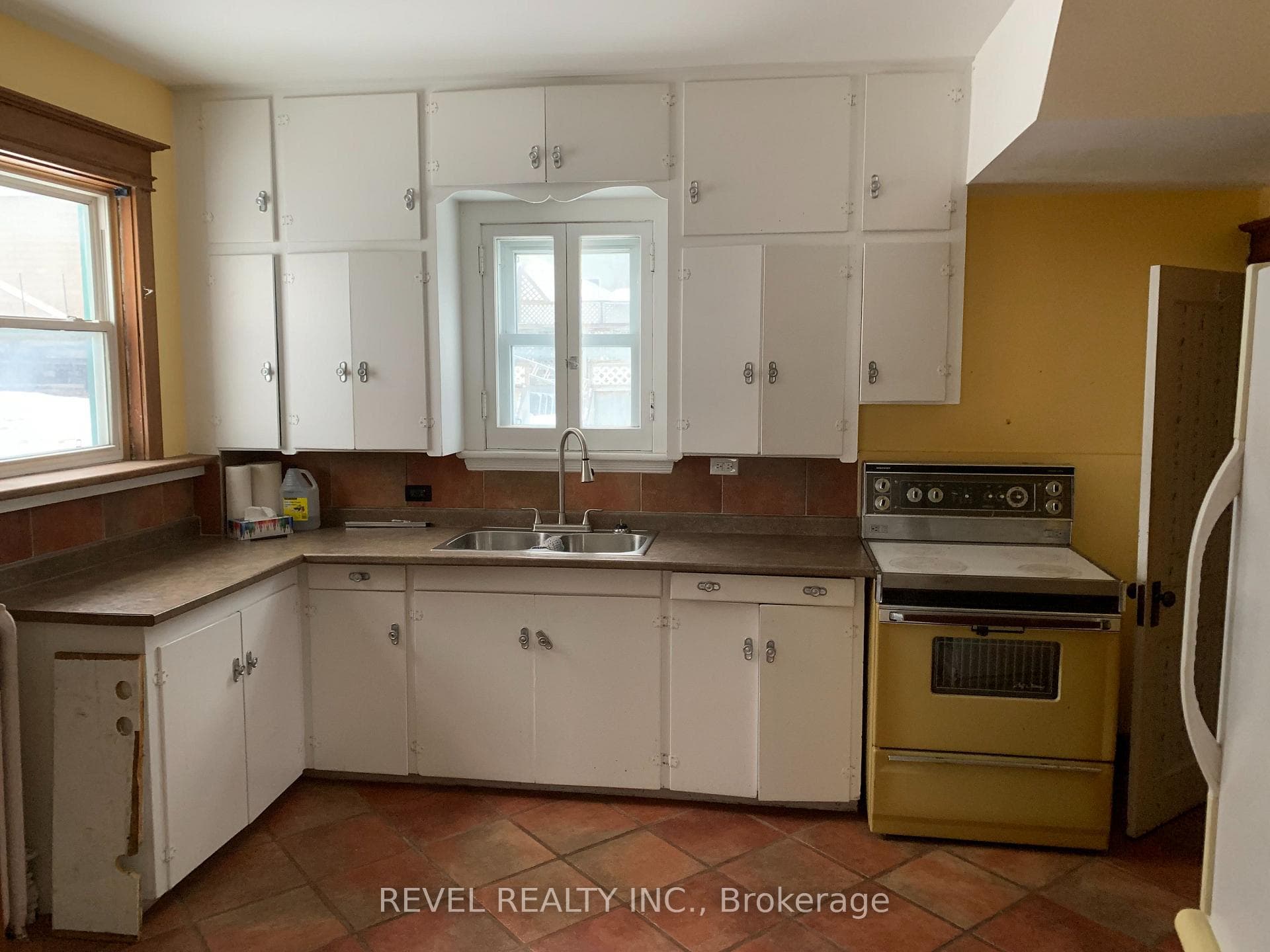86 Maple Street photo 12